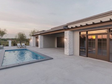 Outdoor living space by Canterra Construction